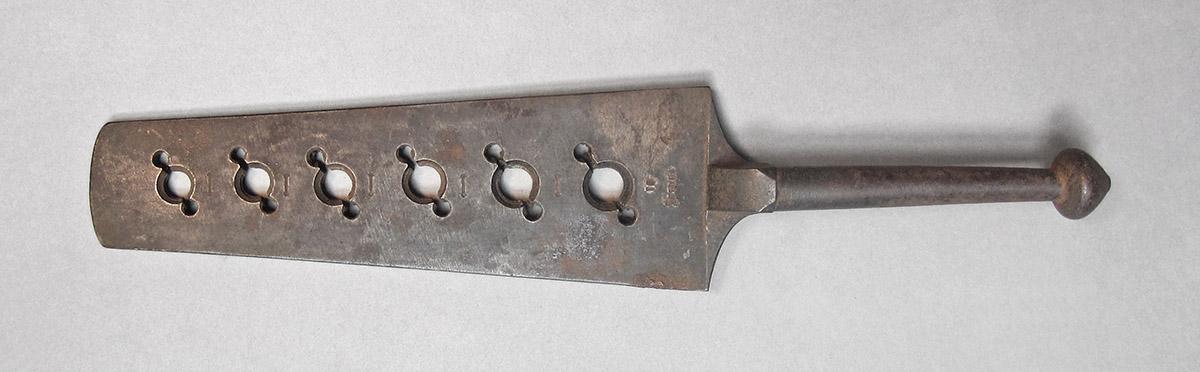 1957.0071.014, Screw plate, side 1