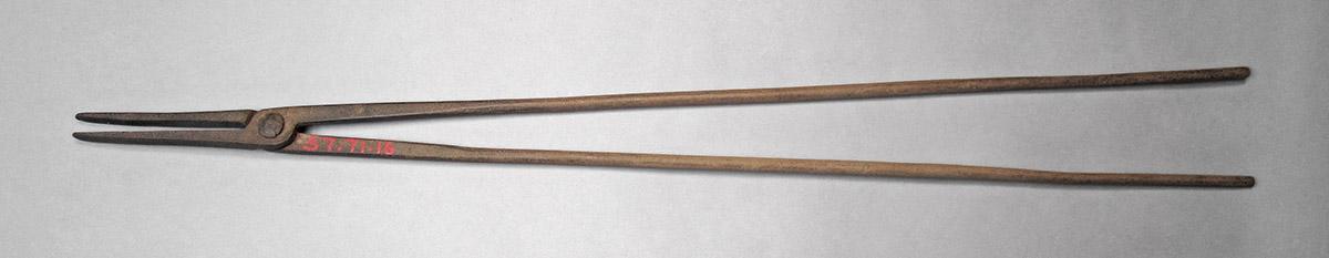 1957.0071.016, Tongs, side 1