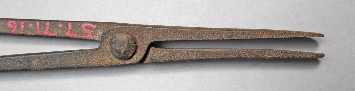 1957.0071.016, Tongs, jaws side 1