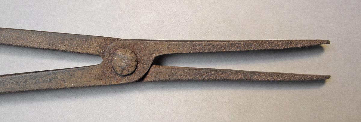 1957.0071.016, Tongs, jaws side 2