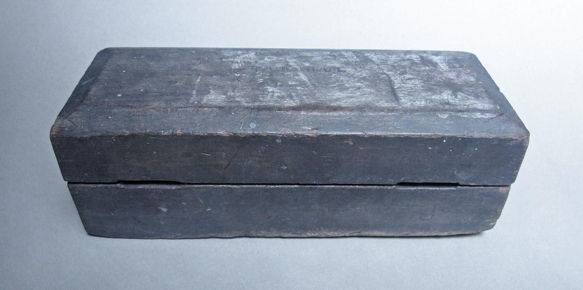 1957.0081.007, Oil stone and box, angle