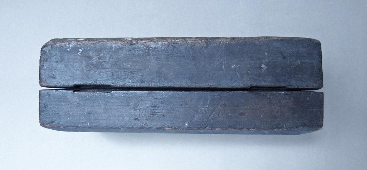 1957.0081.007, Oil stone and box, side 1