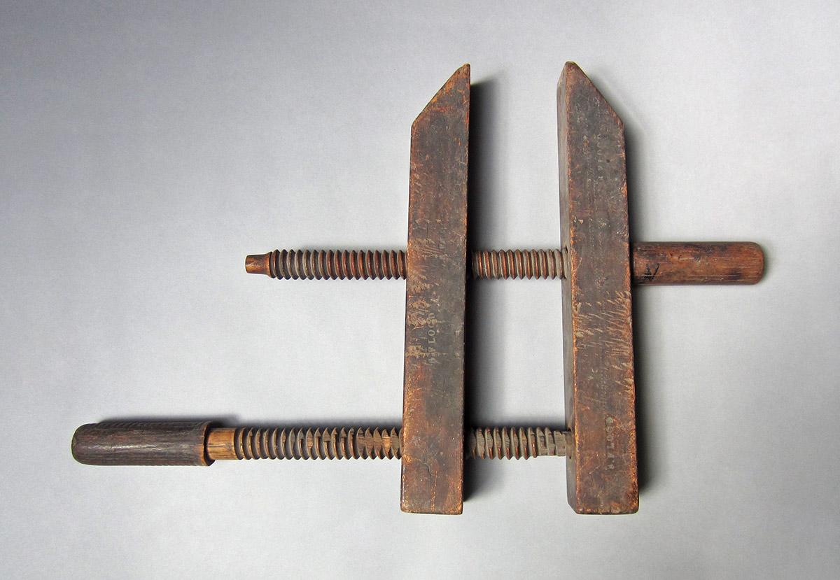 1957.0081.008, Clamp, side 1