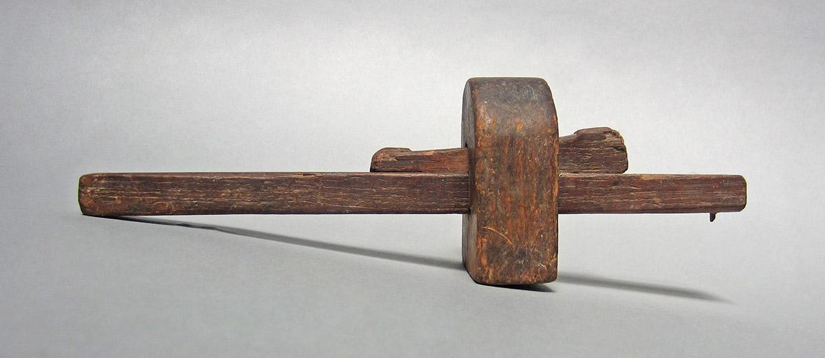 1957.0081.010, Marking gauge, side 1