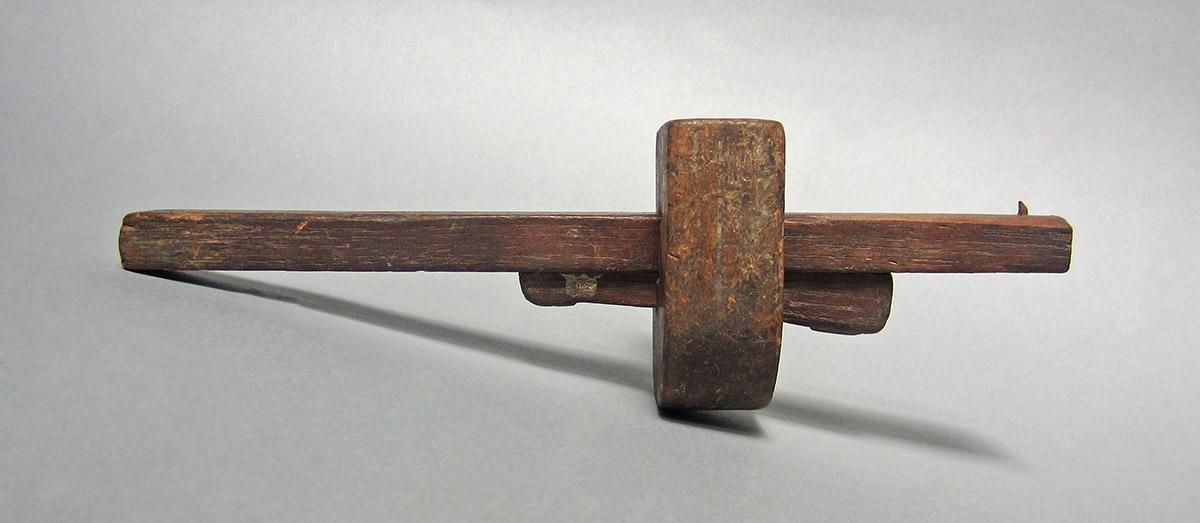 1957.0081.010, Marking gauge, side 3