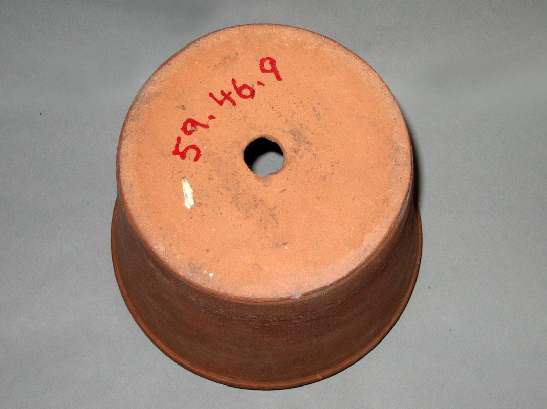 1959.0046.009 Flowerpot underside
