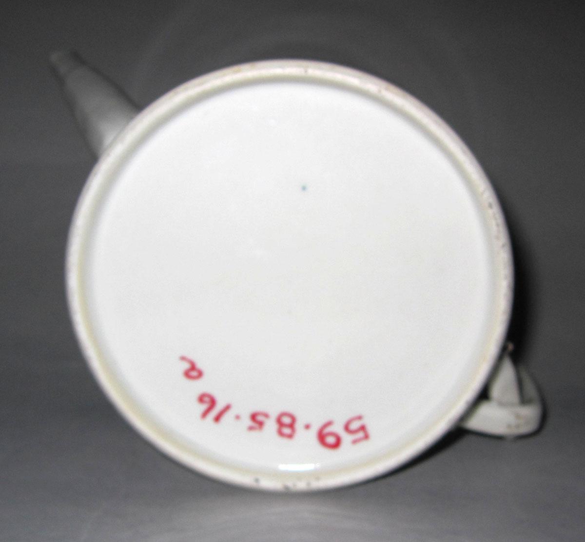 1959.0085.016 A Porcelain teapot underside