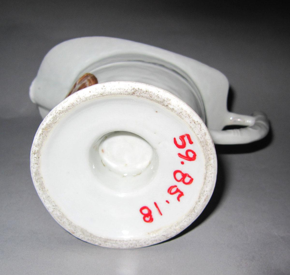 1959.0085.018 Porcelain cream pot underside