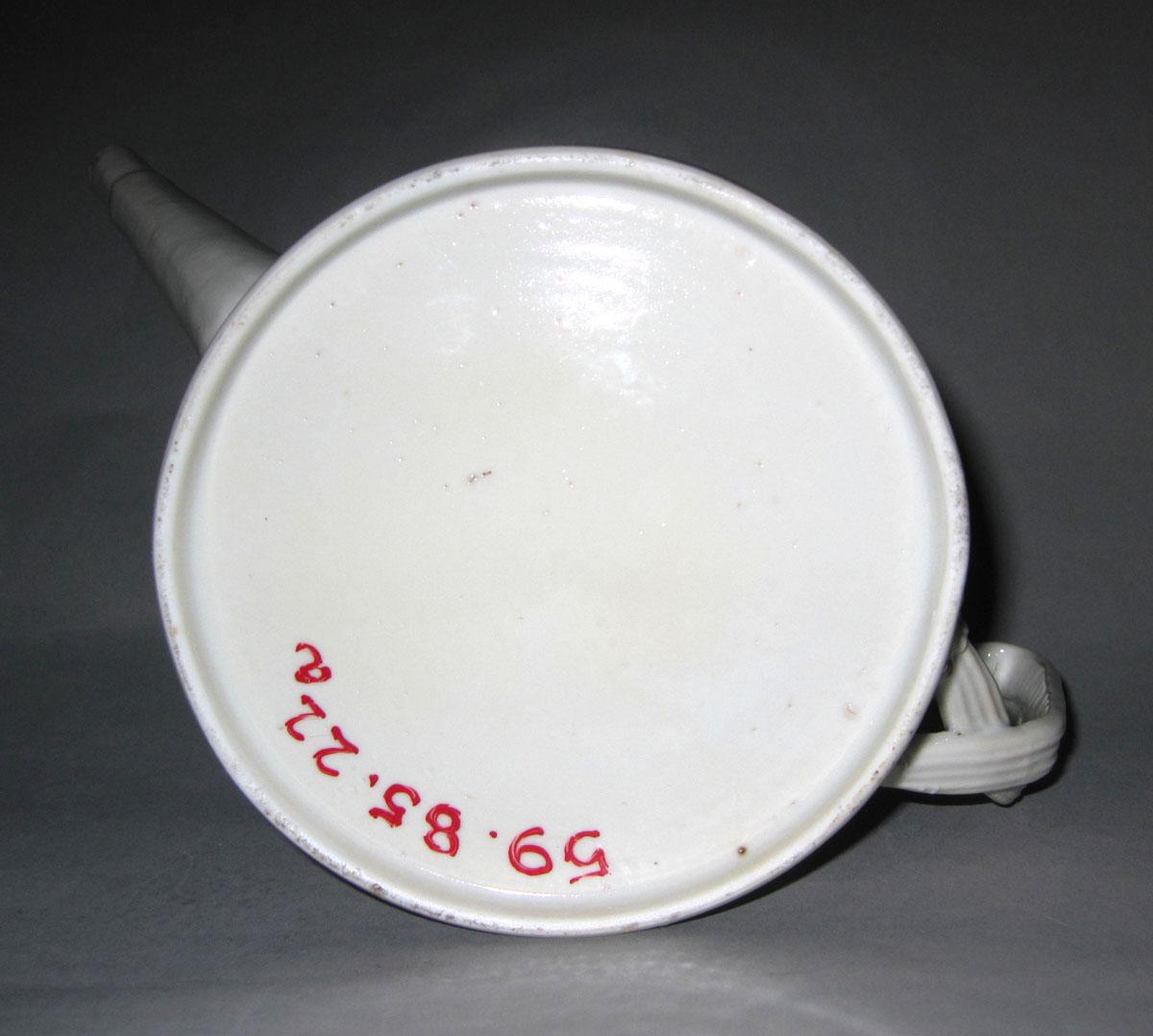 1959.0085.022 A Porcelain teapot underside