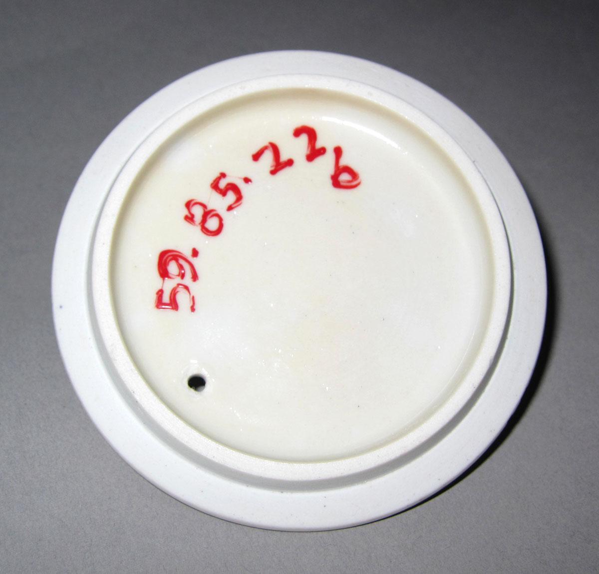 1959.0085.022 B Porcelain teapot cover underside