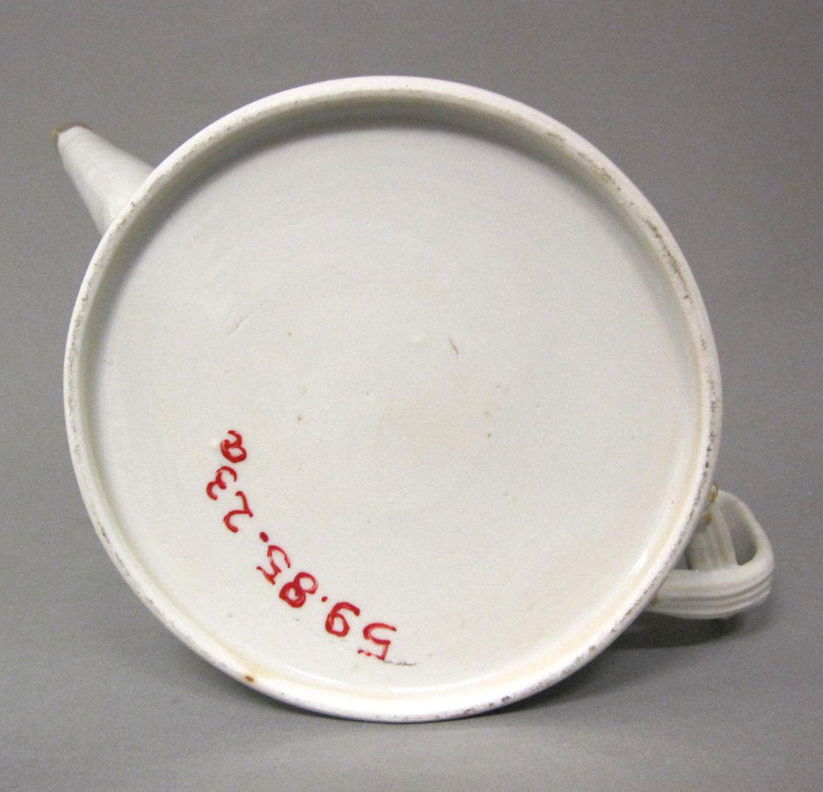 1959.0085.023 A Porcelain teapot underside