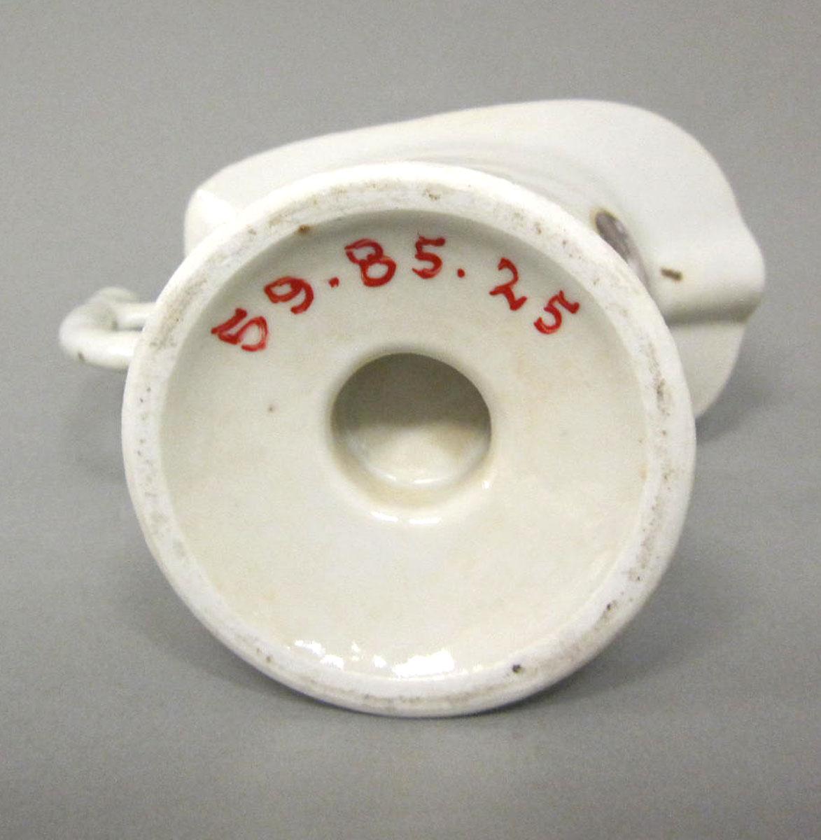 1959.0085.025 Porcelain cream pot underside