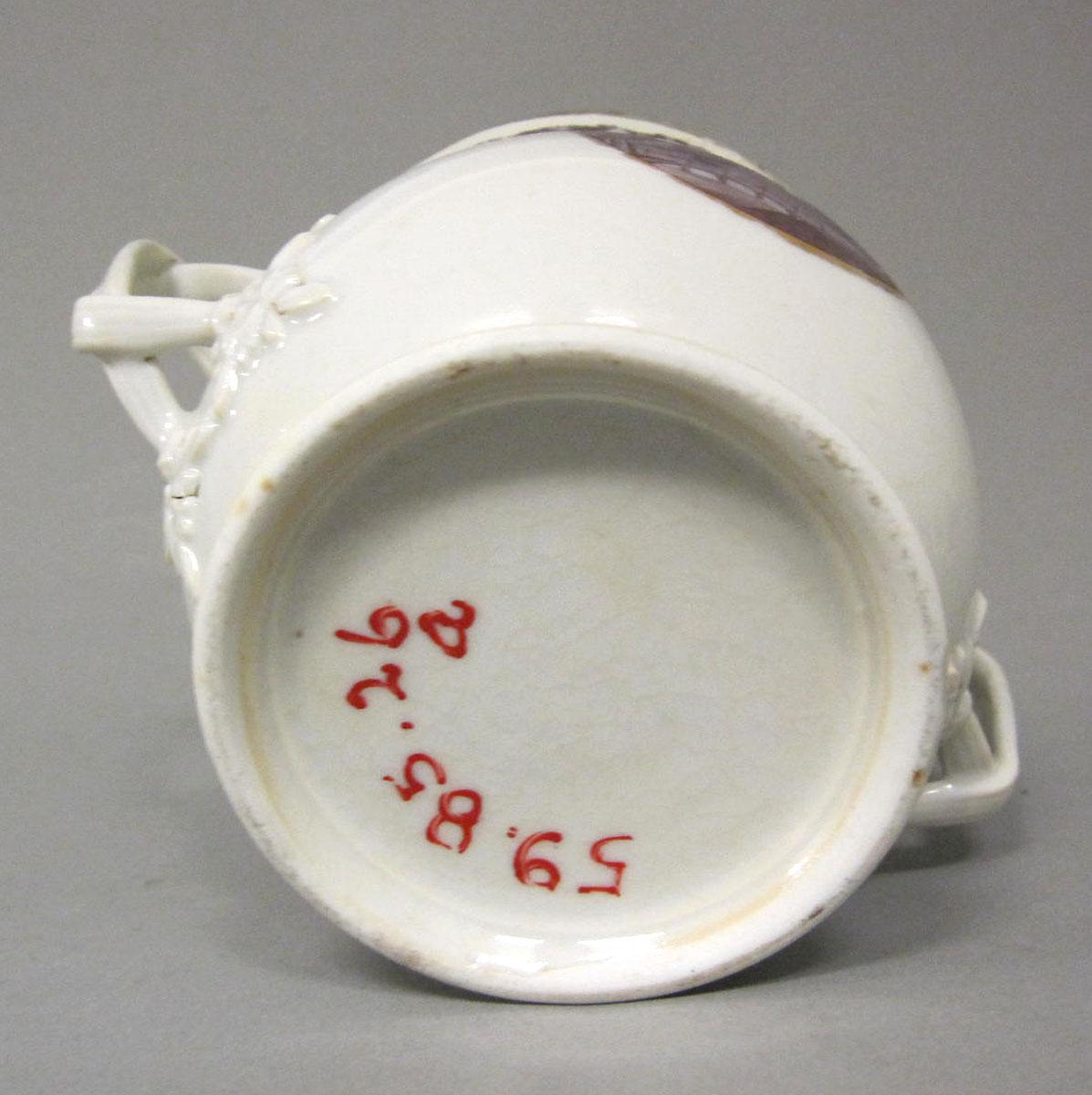 1959.0085.026 A Porcelain sugar bowl underside