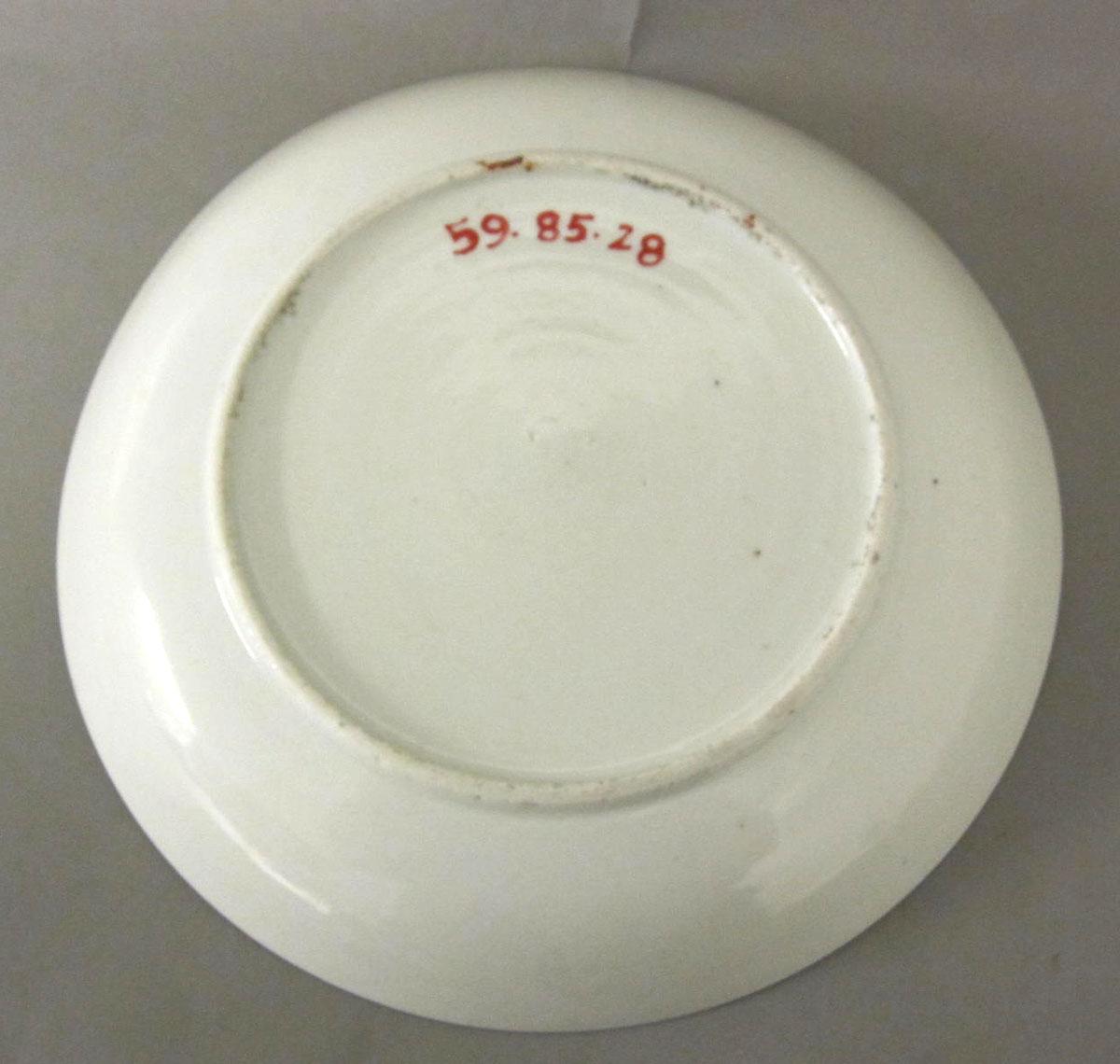 1959.0085.028 Porcelain dish underside