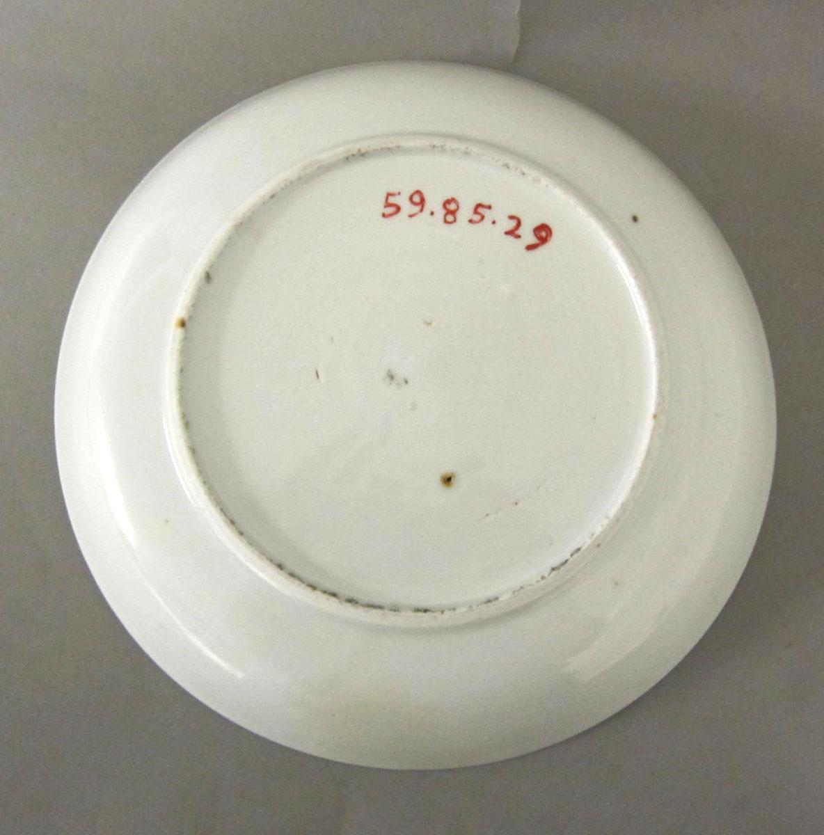 1959.0085.029 Porcelain dish underside