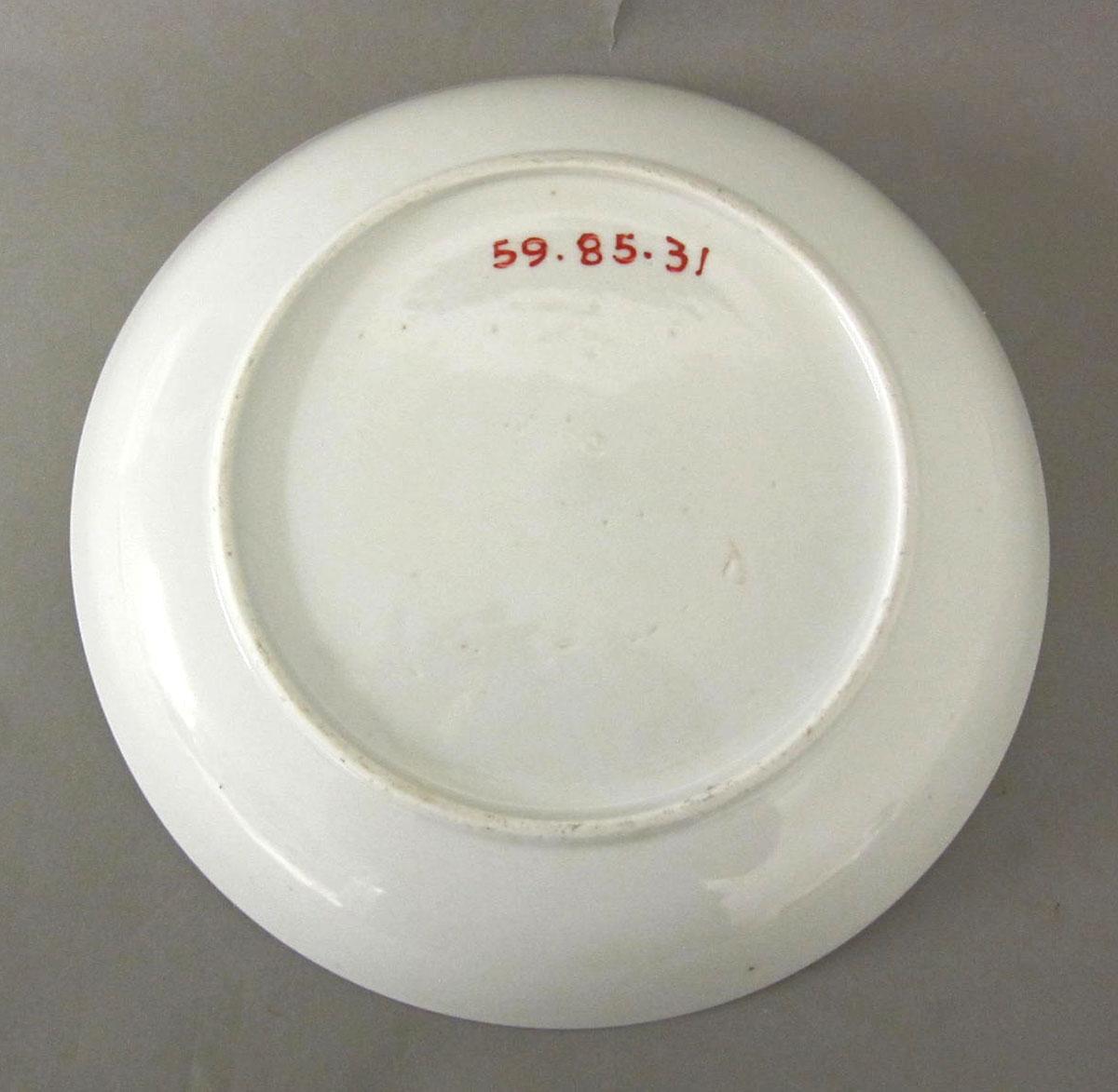 1959.0085.031 Porcelain dish underside