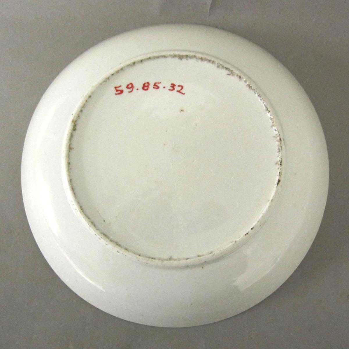 1959.0085.032 Porcelain dish underside