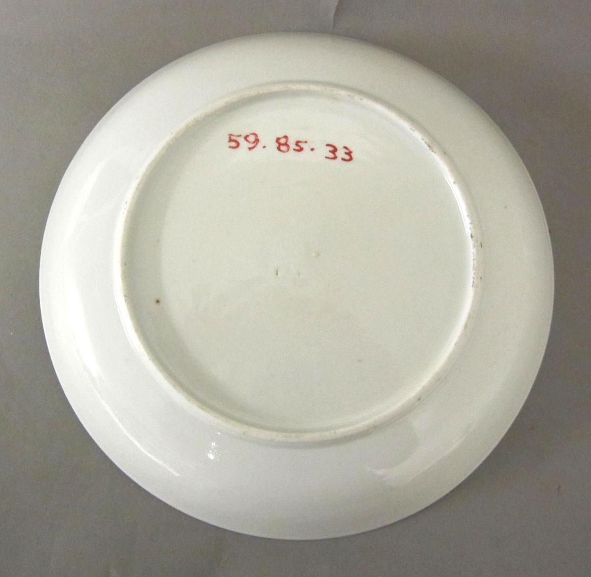 1959.0085.033 Porcelain dish underside