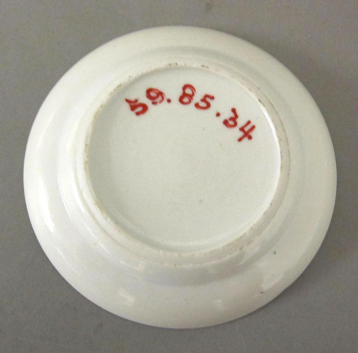 1959.0085.034 Porcelain saucer underside