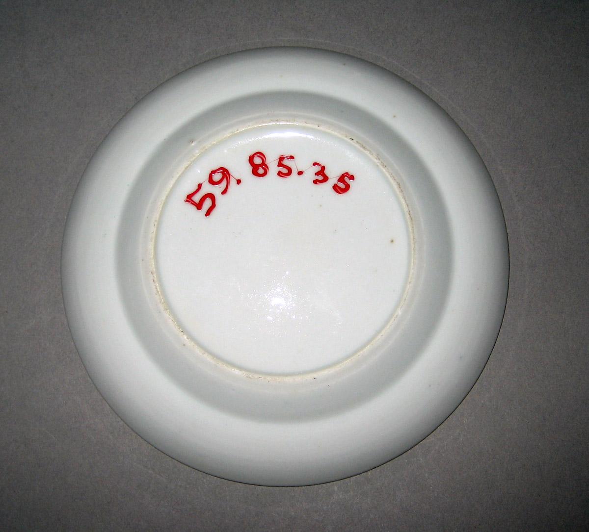 1959.0085.035 Porcelain Saucer underside