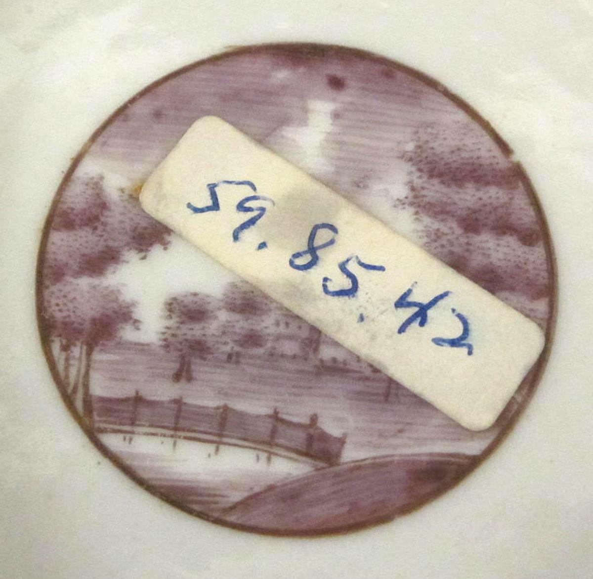 1959.0085.037 Porcelain saucer detail