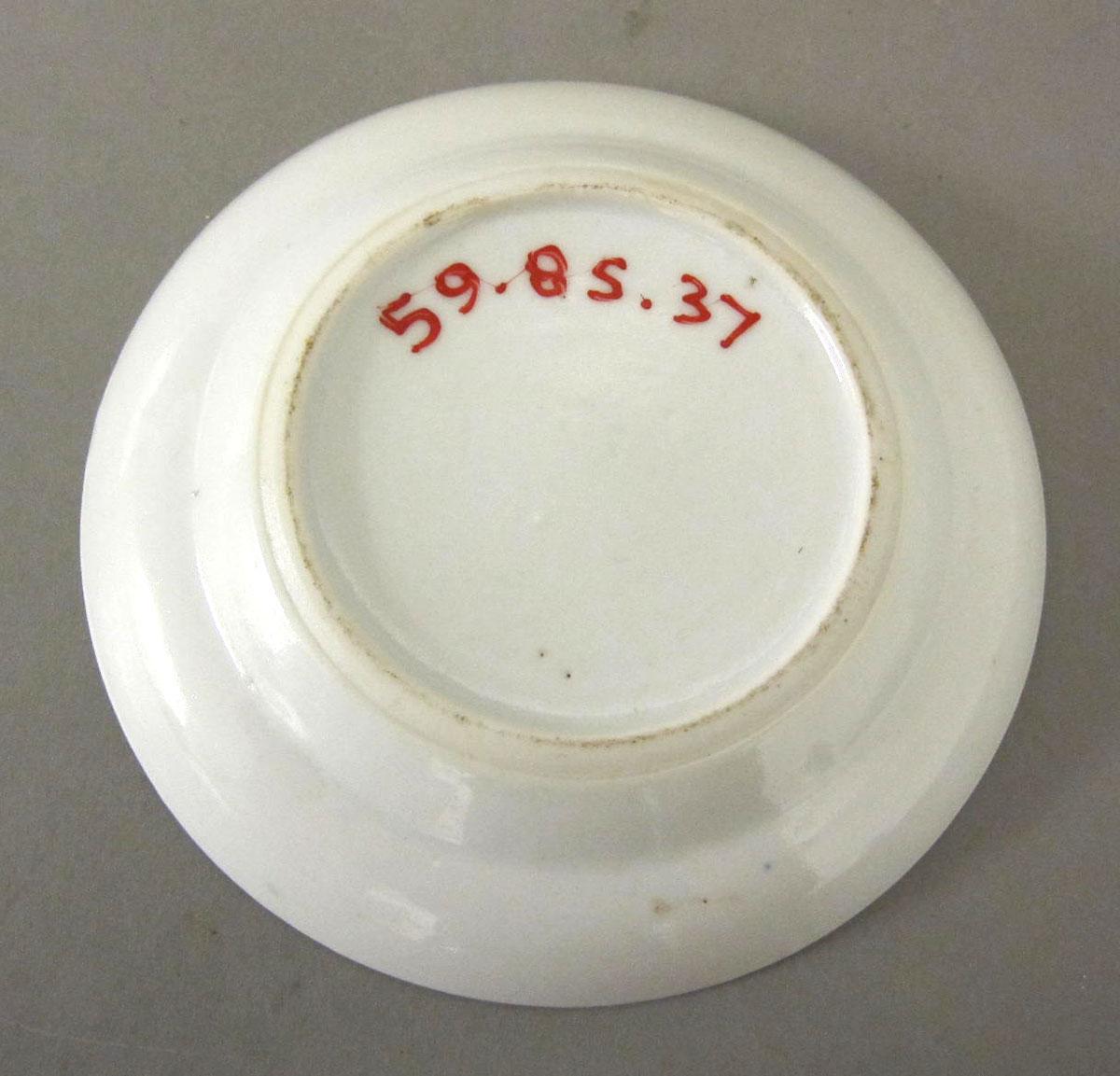 1959.0085.037 Porcelain saucer underside