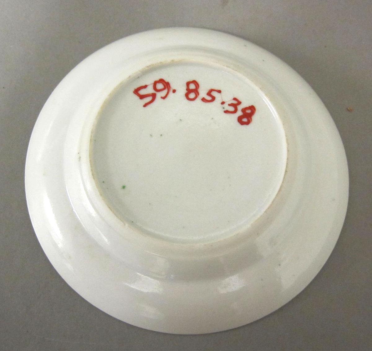 1959.0085.038 Porcelain saucer underside