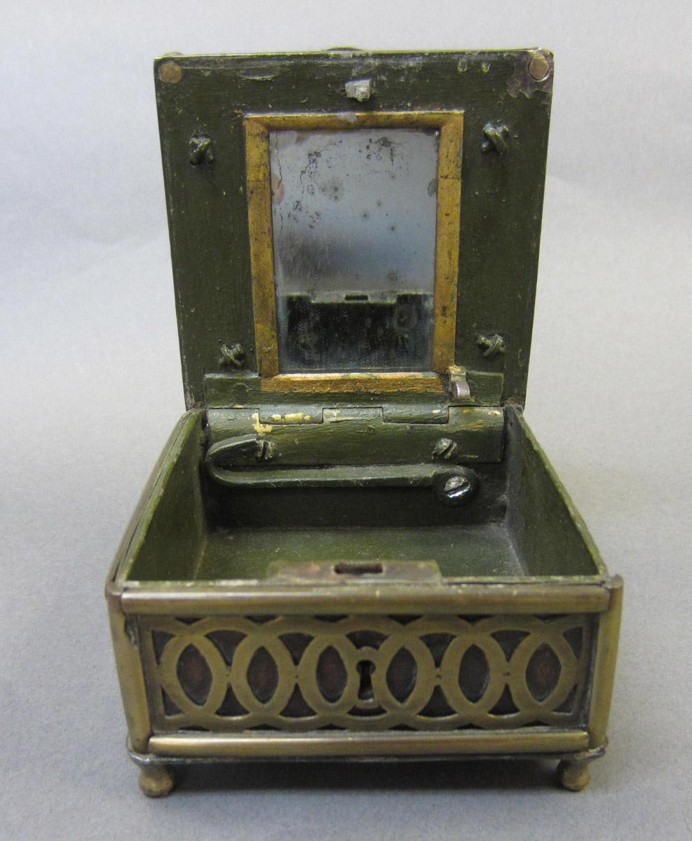 2011.0051.006 A Sewing box, Open