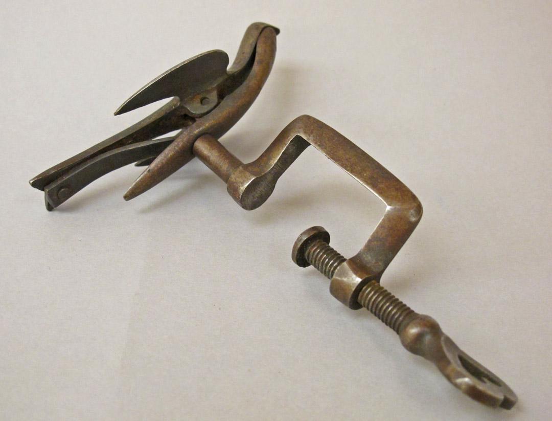 2011.0051.009 underside, Tool (for sewing), Clamp