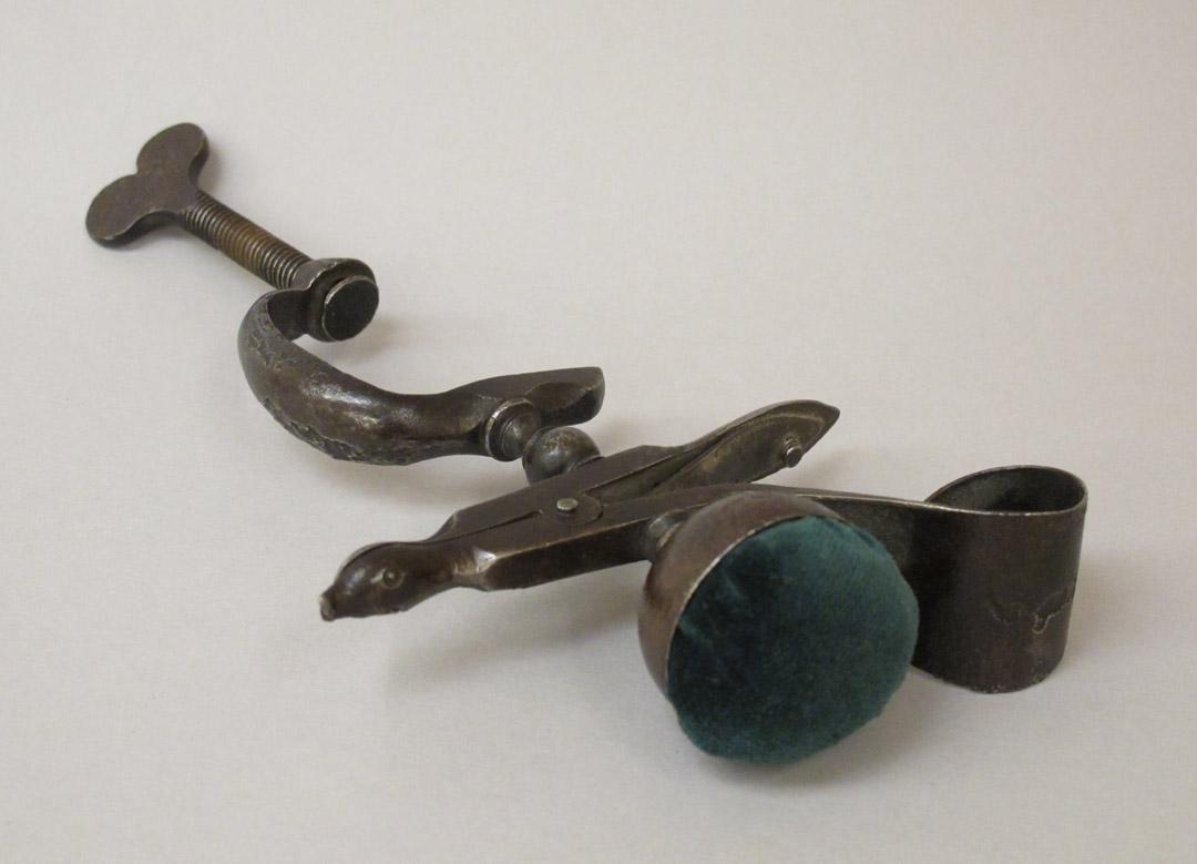 2011.0051.0013 perspective, Tool (for sewing), Clamp