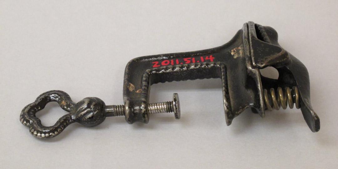 2011.0051.014 underside, Tool (for sewing), Clamp