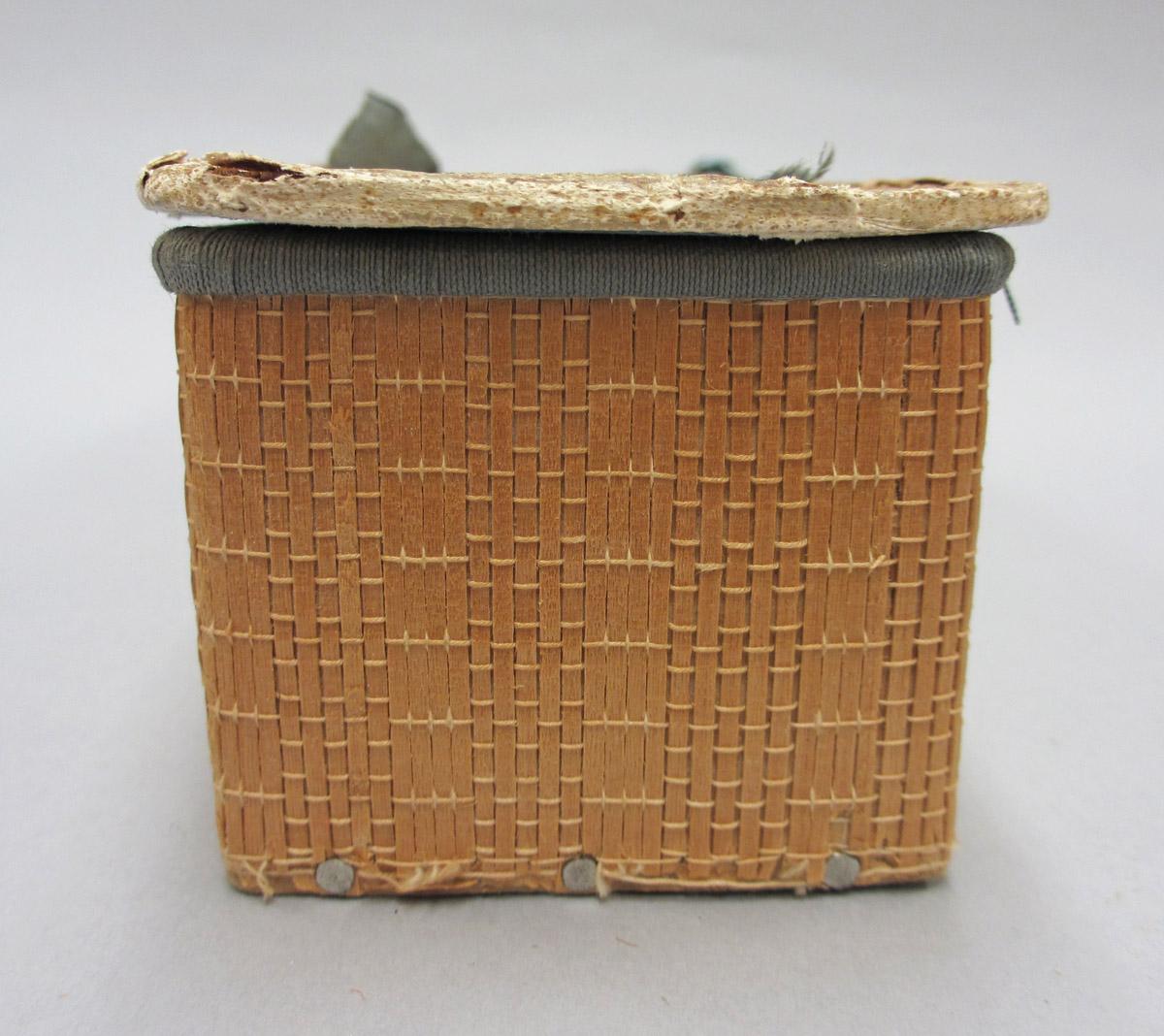 2011.0051.023 Tool (for sewing), Basket, side