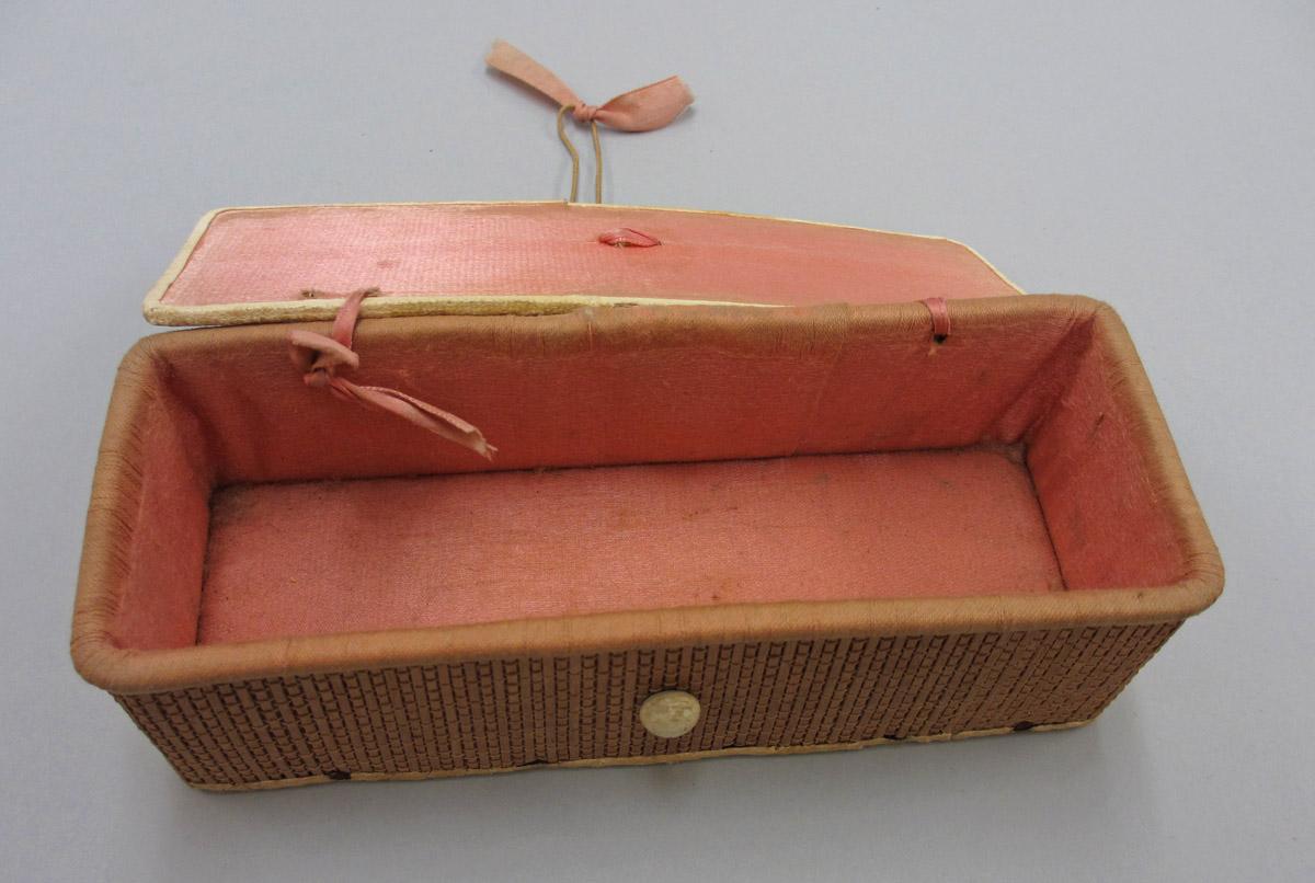 2011.0051.024 Tool (for sewing), Basket, interior