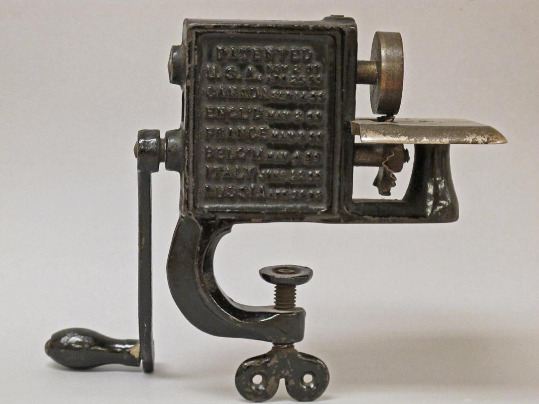 2011.0051.025 rear, Tool (for sewing), Pinking machine