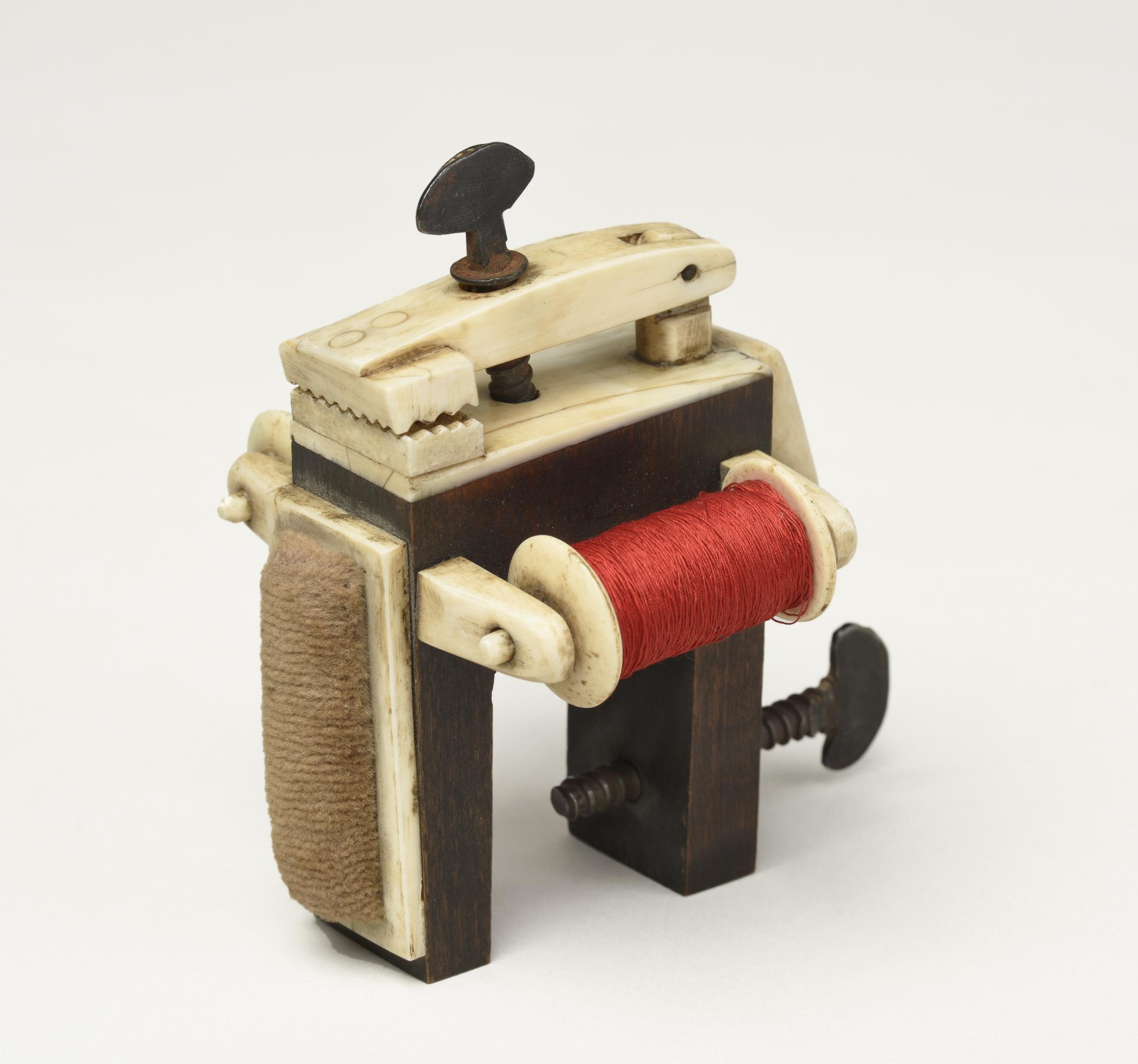 2011.0051.028 Tool (for needlework), view 1