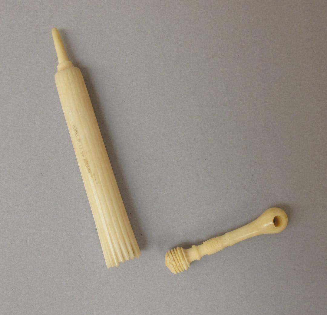 2011.0051.042 A, B overall, Tool (for sewing), Needle case