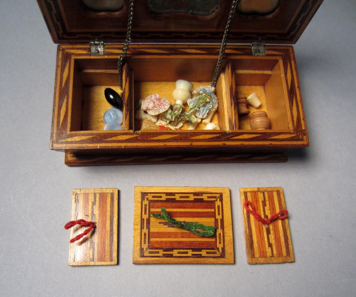 2012.0024.013 A-S Sewing box, Interior