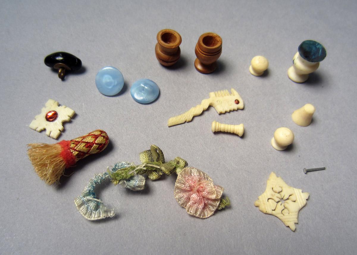 2012.0024.013 A-S Sewing box, Contents view 1
