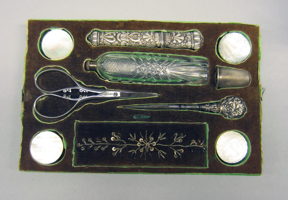 2011.0051.064 A-L Fitted needlework box, Tray