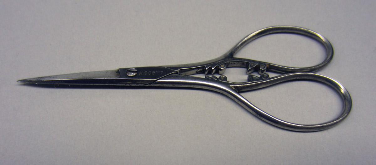 2011.0051.064 Fitted needlework box, Scissors 1