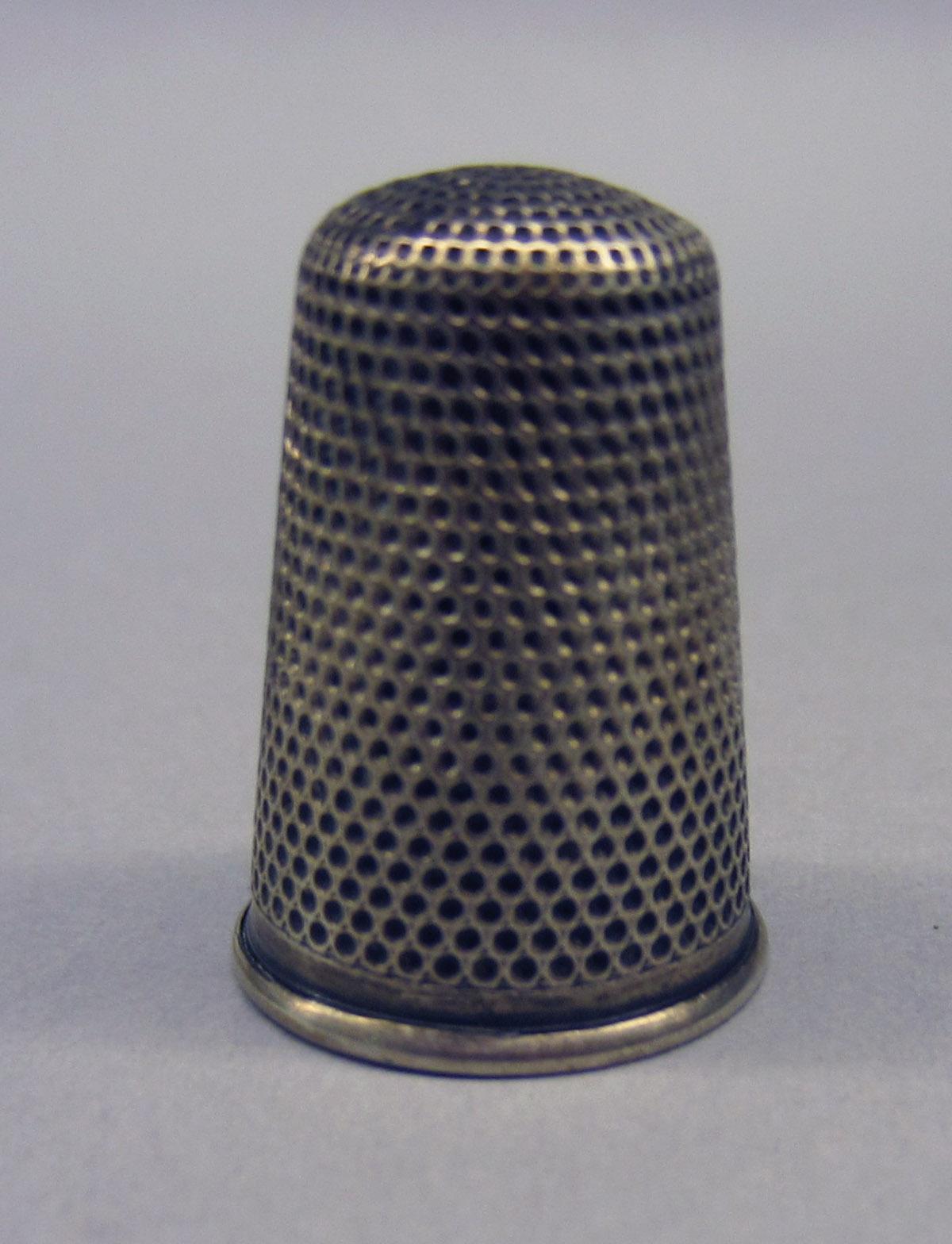 2011.0051.064 A-L Fitted needlework box, Thimble