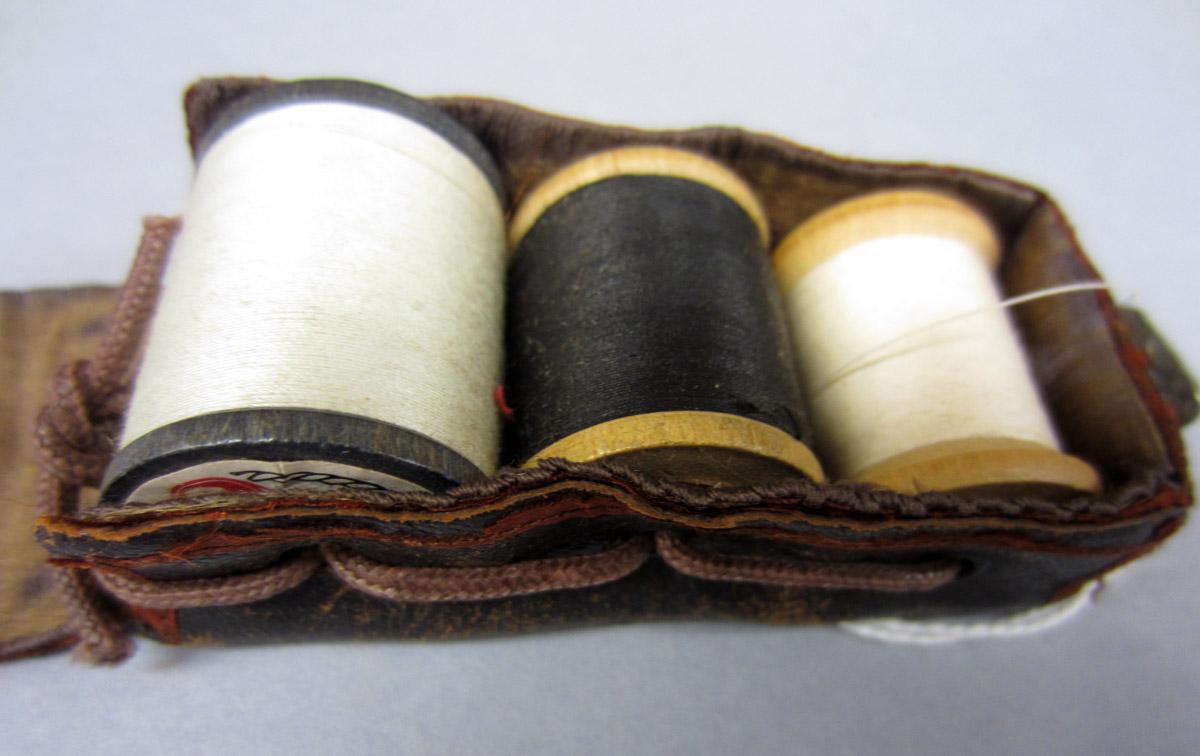 2011.0051.101 A-D Sewing case, Spools