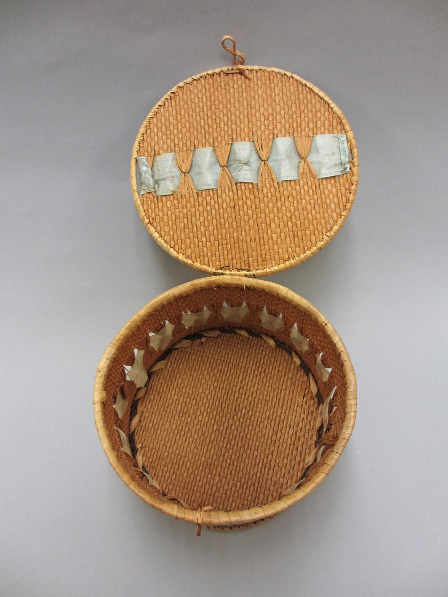 2011.0051.108 Tool (for sewing), interior