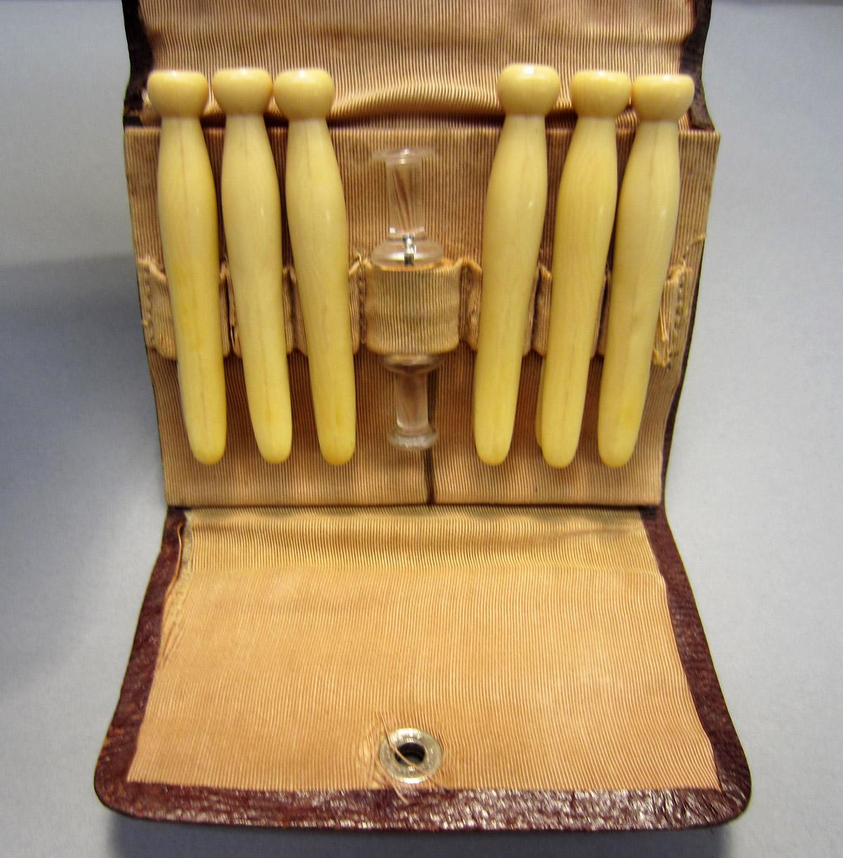 2011.0051.111 Clothespins case, Full view