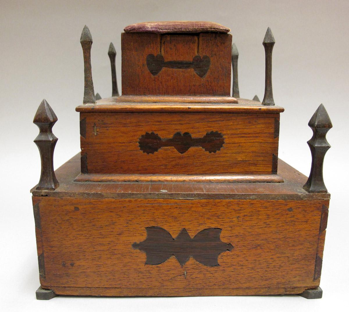 2011.0051.118 Sewing box, Rear 1