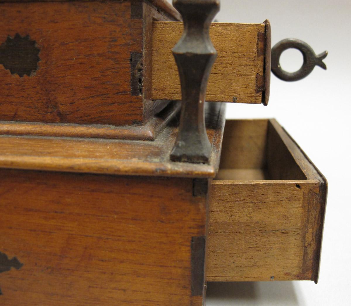 2011.0051.118 Sewing box, Detail 8