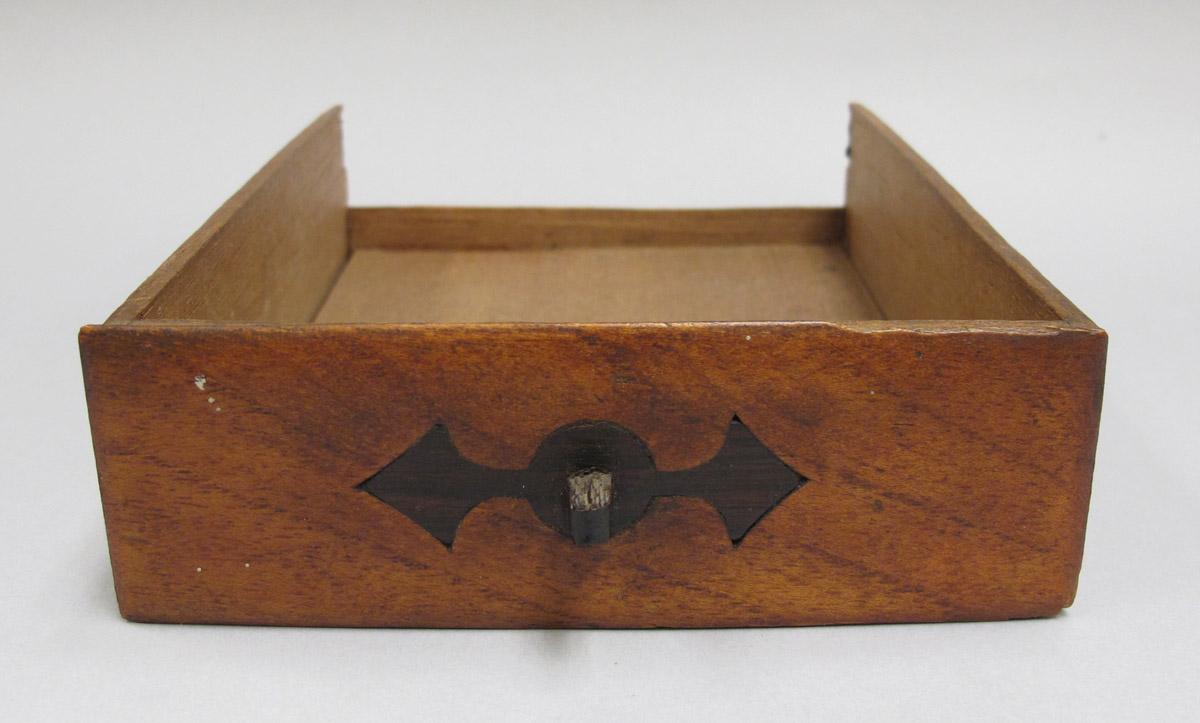 2011.0051.118 Sewing box, Drawer 1