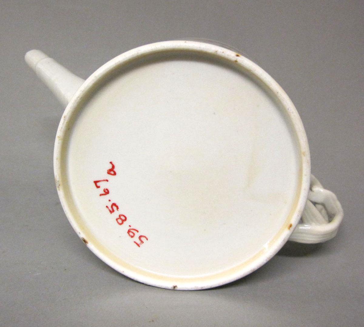 1959.0085.067 A Porcelain teapot underside