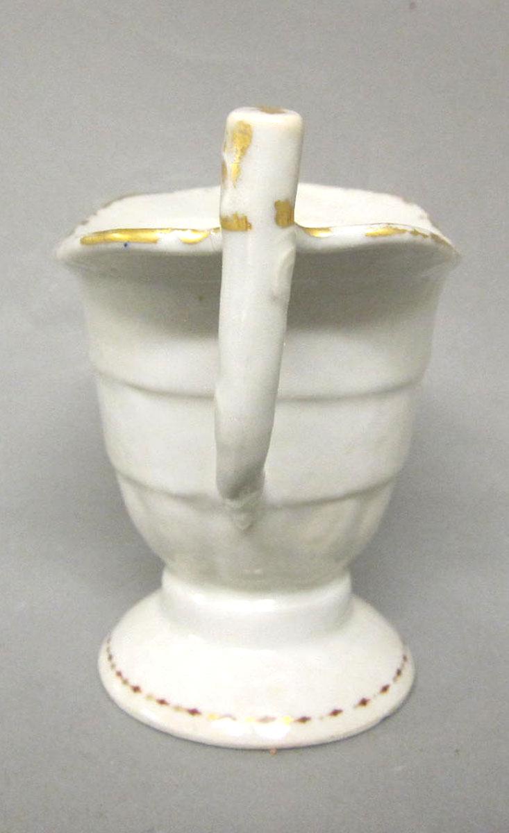 1959.0085.068 Porcelain cream pot handle