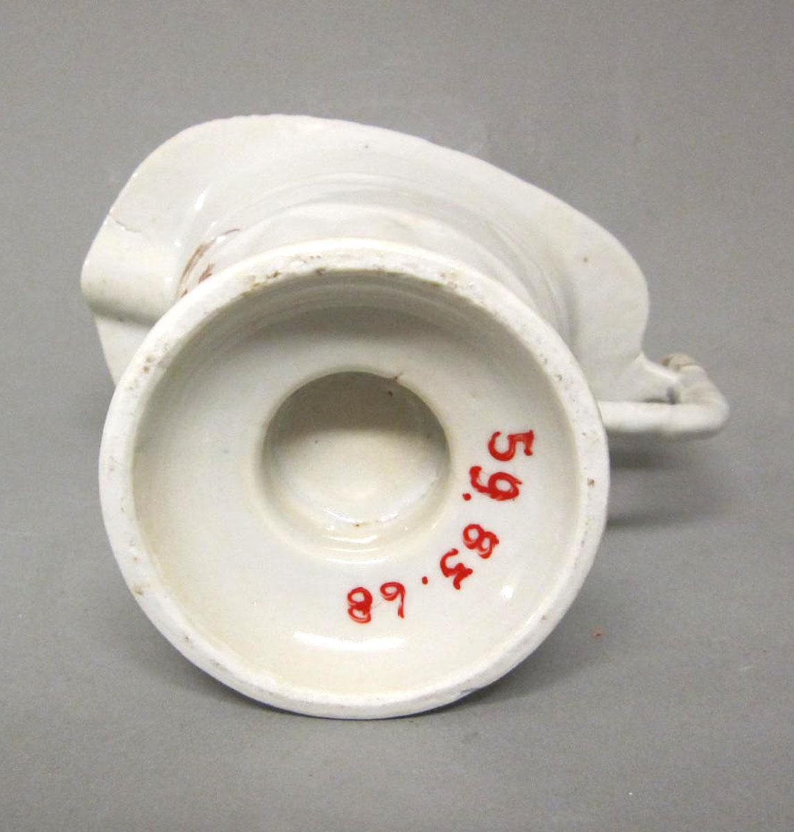 1959.0085.068 Porcelain cream pot underside